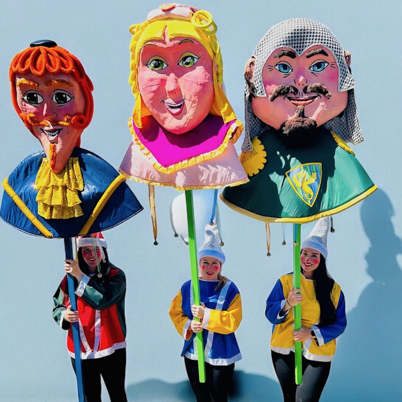 Marionnettes géantes - les-personnages-de-la-cour