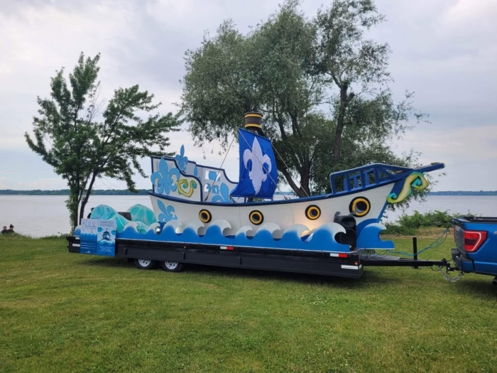 🌿✨ Souvenir de la Fête nationale ✨🌿

Chaque année, la Fête nationale est un moment privilégié pour célébrer notre langue, notre culture et notre identité québécoise. L’an dernier, nous avons eu la chance de participer aux festivités en apportant notre touche, notamment avec ce char allégorique qui, à lui seul, racontait une histoire. 🎶💙🤍

À travers les défilés et les rassemblements, nous voyons la magie opérer : des citoyens réunis, des chansons qui résonnent, des traditions qui perdurent. C’est cette fierté partagée qui nous motive à créer des décors qui font rayonner notre culture d’un bout à l’autre du Québec.

✨ Parce que chaque événement est une occasion de mettre en valeur ce qui nous unit. ✨

📸 Un beau souvenir de l’an dernier… et une belle inspiration pour les festivités à venir!

#FêteNationale #FiertéQuébécoise #CultureEtTradition #RassemblerPourCélébrer #DéfiléQuébécois #UnPeupleUneLangue
